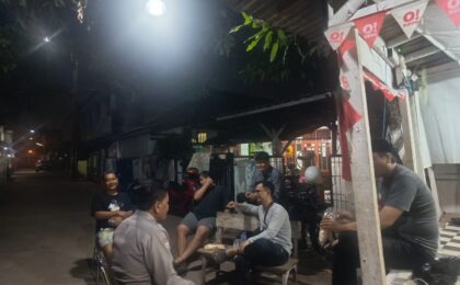 Patroli Bersama Kanit Intel, Bhabinkamtibmas Jakasampurna Sambangi Pos Ronda RW 19