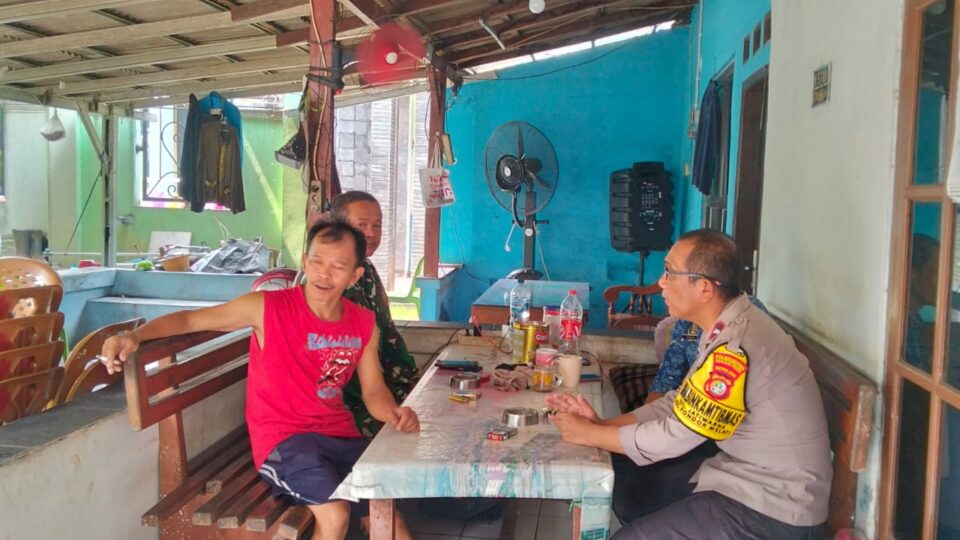 Perkuat Sinergitas Tiga Pilar, Bhabinkamtibmas Jatiwarna Sambangi Tokoh Masyarakat RW 004