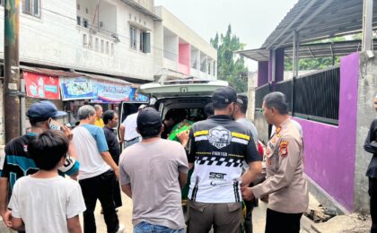 Waka Polsek Bekasi Barat Pimpin Takziah, Berikan Dukungan kepada Keluarga Anggota yang Berduka