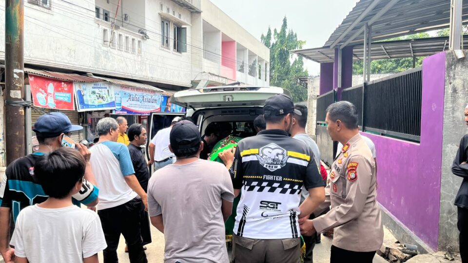 Waka Polsek Bekasi Barat Pimpin Takziah, Berikan Dukungan kepada Keluarga Anggota yang Berduka