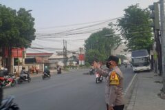 Pastikan Kelancaran Arus Pagi, Bhabinkamtibmas Harapan Mulya Gatur Lalin di Perempatan Pondok Ungu