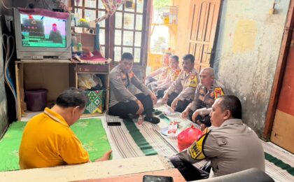 Bhabinkamtibmas Polsek Jatisampurna Sambangi Warga Sakit, Berikan Dukungan Moril