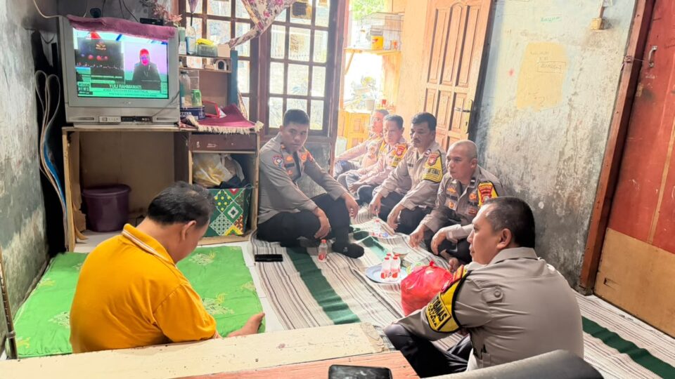 Bhabinkamtibmas Polsek Jatisampurna Sambangi Warga Sakit, Berikan Dukungan Moril