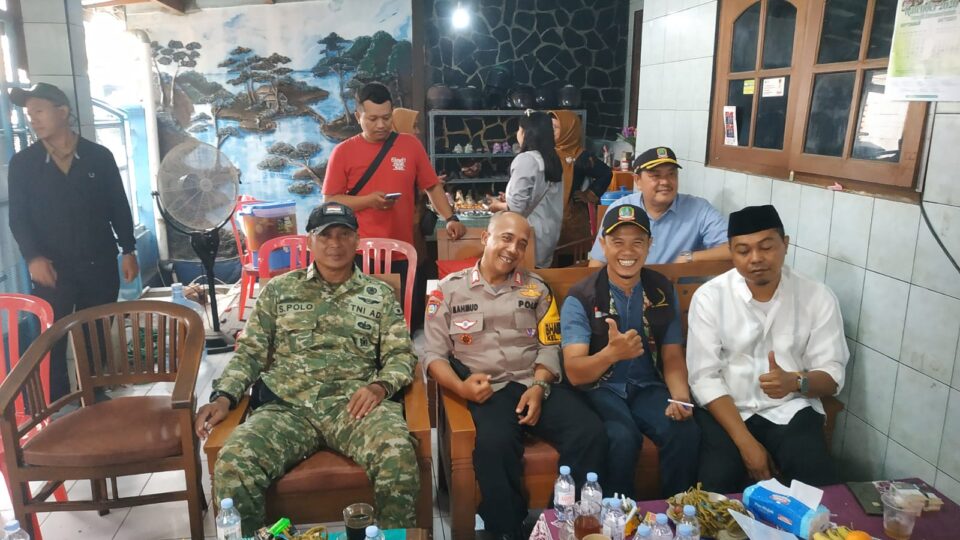 Kawal Demokrasi Tingkat RW, TNI-Polri Amankan Pemilihan Ketua RW 08 Jaticempaka
