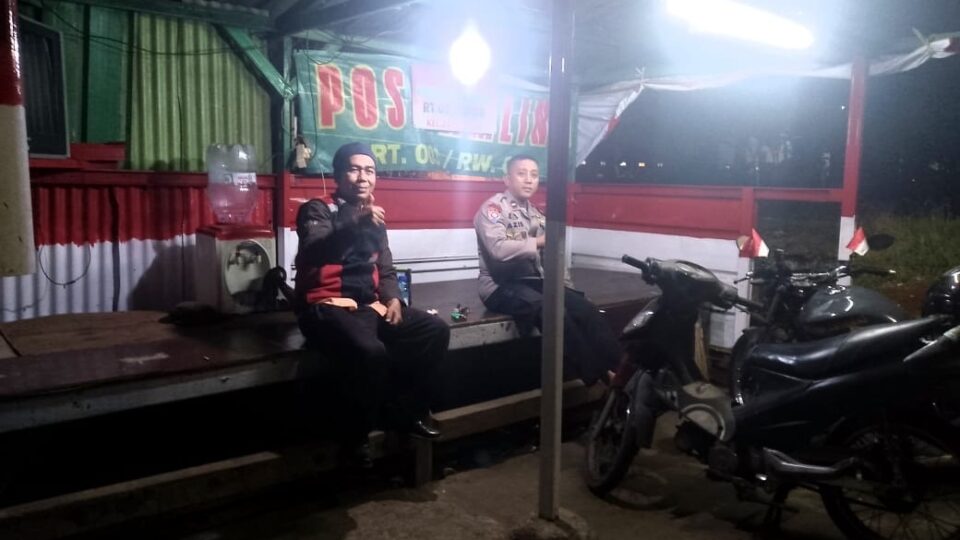 BHABINKAMTIBMAS JATIRADEN SAMBANGI POS KAMLING GANG NANGKA RW 08 BERI HIMBAUAN KAMTIBMAS