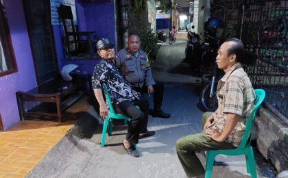 Pastikan Ronda Malam Efektif, Bhabinkamtibmas Sambangi Poskamling Pondok Ungu