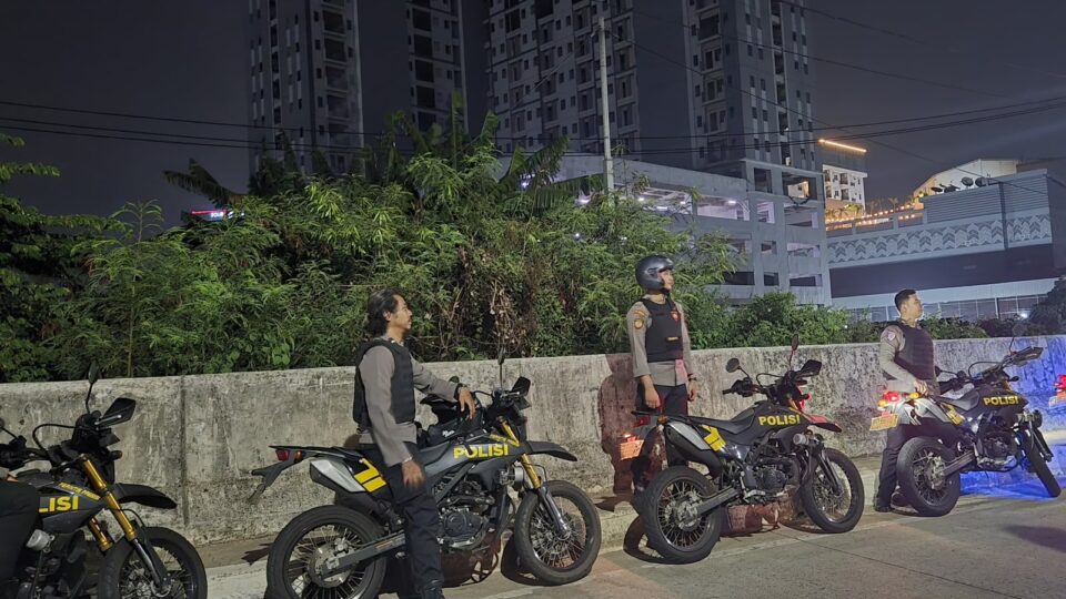 Sentuh Sektor Usaha dan Pos Ronda Malam, Tim 2 Badak Jaga Jakarta Gelar Patroli Dialogis Maraton