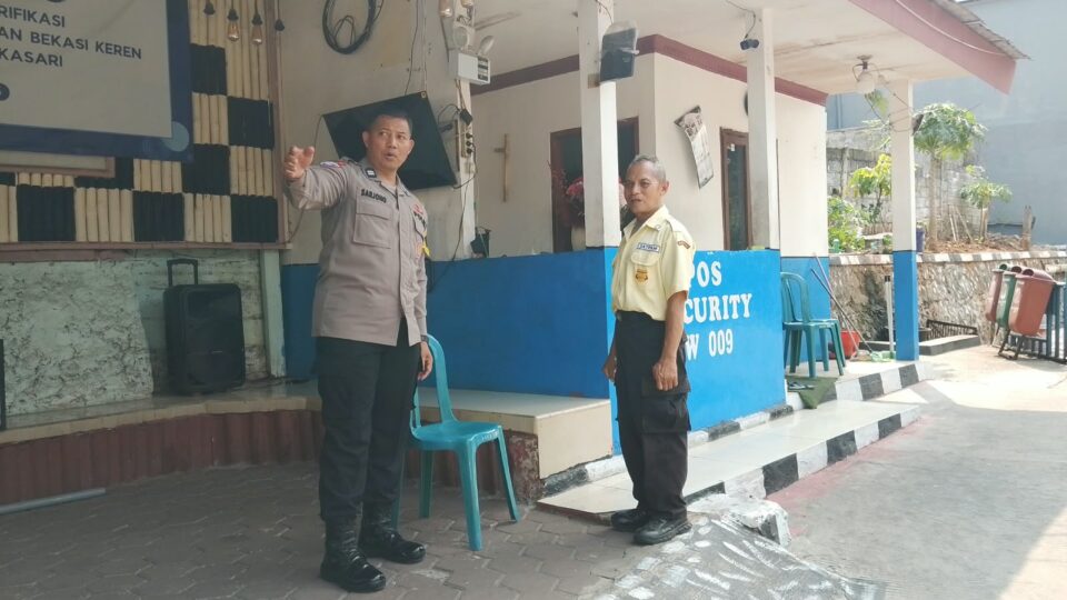 Tingkatkan Kewaspadaan Curanmor, Bhabinkamtibmas Mustikasari Sambangi Satpam Perum Griya Mustikasari