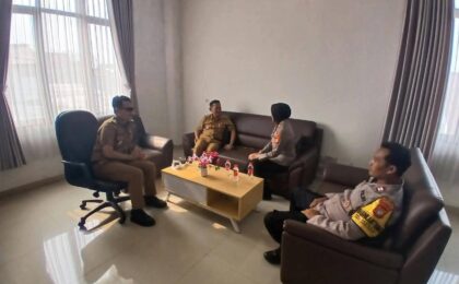 KAPOLSEK JATIASIH BERSAMA CAMAT JATIASIH LAKUKAN KUNJUNGAN SILATURAHMI KE KANTOR KELURAHAN JATIRASA