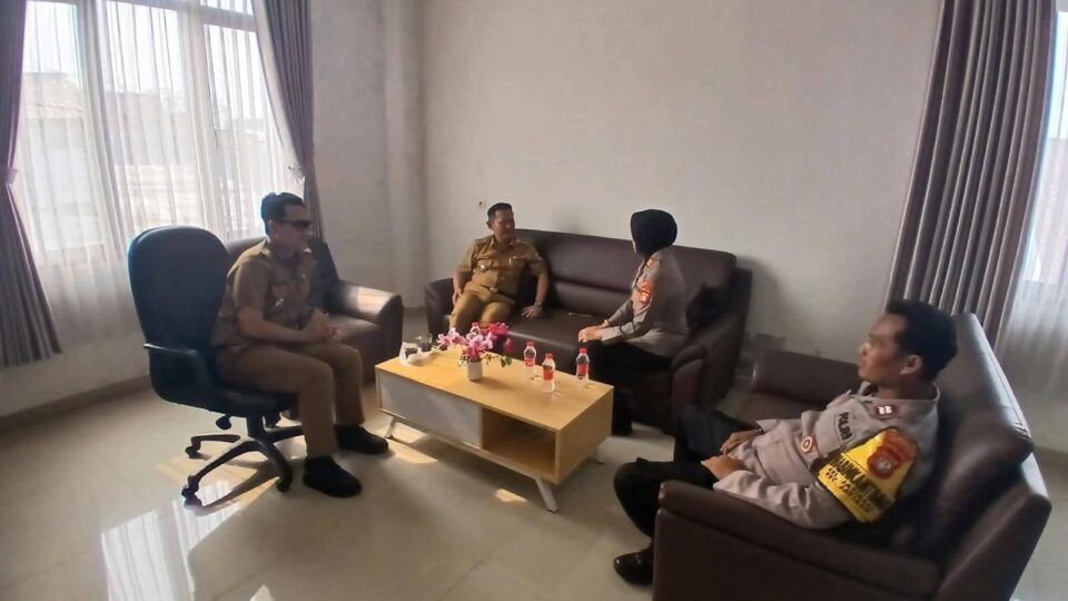 KAPOLSEK JATIASIH BERSAMA CAMAT JATIASIH LAKUKAN KUNJUNGAN SILATURAHMI KE KANTOR KELURAHAN JATIRASA