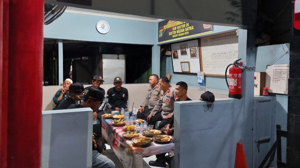 KANIT BIMAS POLSEK MEDANSATRIA GANDENG POKDARKAMTIBMAS JAGA KONDUSIFITAS WILAYAH