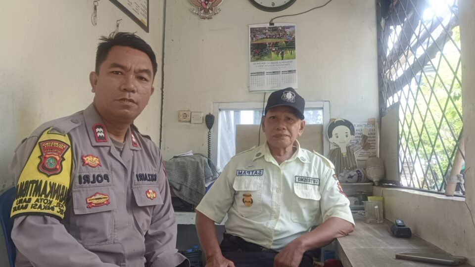 Tingkatkan Kewaspadaan Pemukiman, Bhabinkamtibmas Kotabaru Kunjungi Pos Security RT 05/02