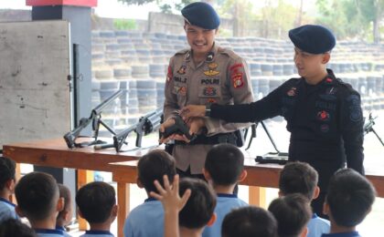 Brimob Polda Metro Jaya Kenalkan Tugas Kepolisian kepada Anak TK
