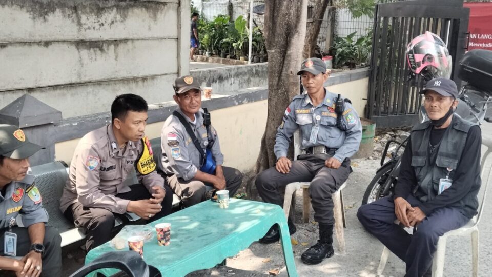 Jaga Jakarta on the Spot : Antisipasi Kejahatan di Siang Hari, Bhabinkamtibmas Jatimurni Ingatkan Linmas Perketat Patroli Rumah Kosong