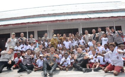 Satgas Damai Cartenz Bagikan Tas dan Alat Tulis untuk Masa Depan Papua