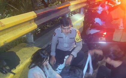 Laporan 110, Polisi Evakuasi Dua Korban Kecelakaan Tunggal di Flyover Senayan