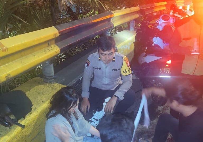 Laporan 110, Polisi Evakuasi Dua Korban Kecelakaan Tunggal di Flyover Senayan