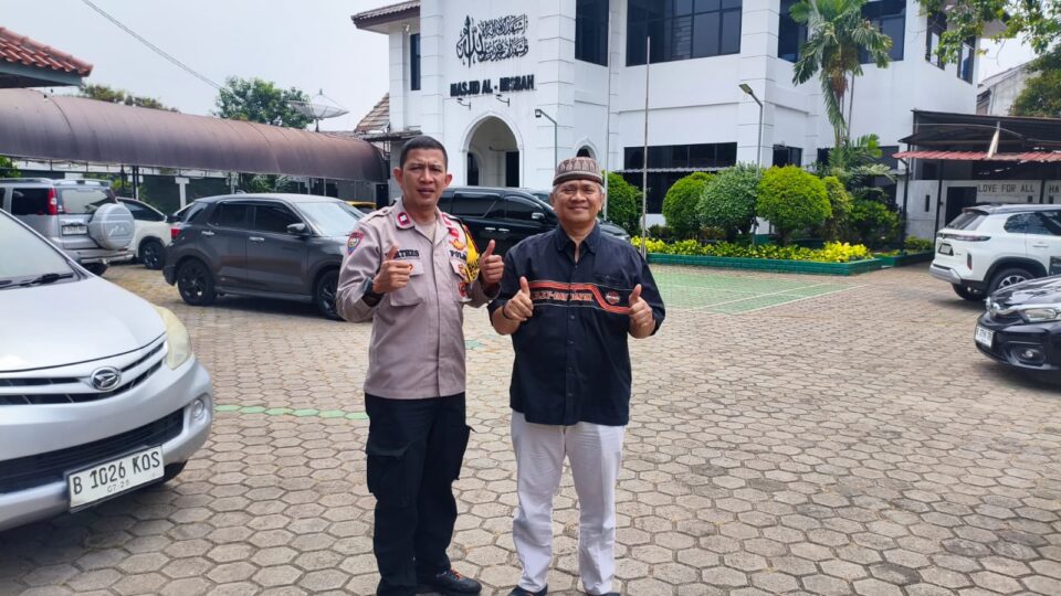 Pastikan Toleransi dan Keamanan Ibadah, Bhabinkamtibmas Jatibening Baru Kawal Shalat Jumat di Masjid Al-Misbah