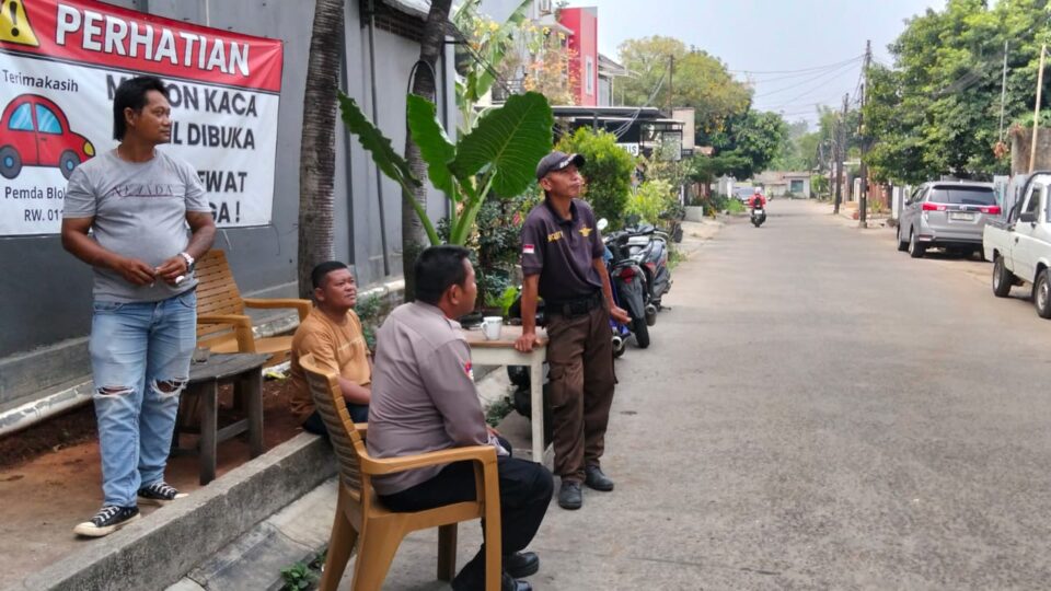 Mantapkan Sinergitas Keamanan Pemukiman, Bhabinkamtibmas Jatiasih Sambangi Pos Ronda Perum Pemda