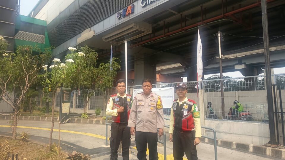 Pastikan Keamanan Sektor Transportasi Publik, Bhabinkamtibmas Jakasampurna Menyambangi Pos Security LRT Cikunir 2
