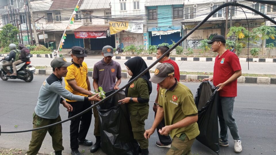 Sinergi Ciptakan Lingkungan Asri, Polsek Jatisampurna Ikuti Kerja Bakti K3 di Jalan Raya Kranggan