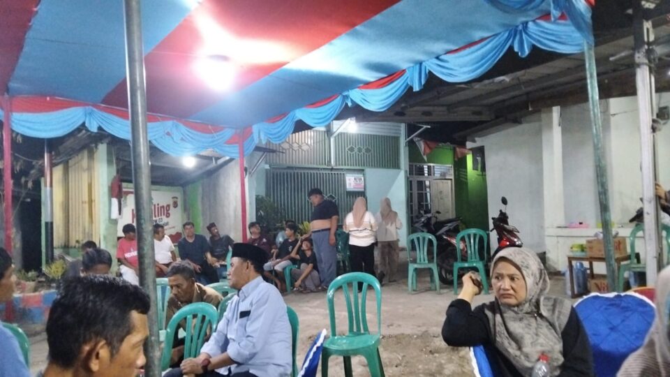 Kawal Demokrasi Tingkat RT, Bhabinkamtibmas Jatiwarna Monitor Pemaparan Visi-Misi Calon Ketua RT 006/003