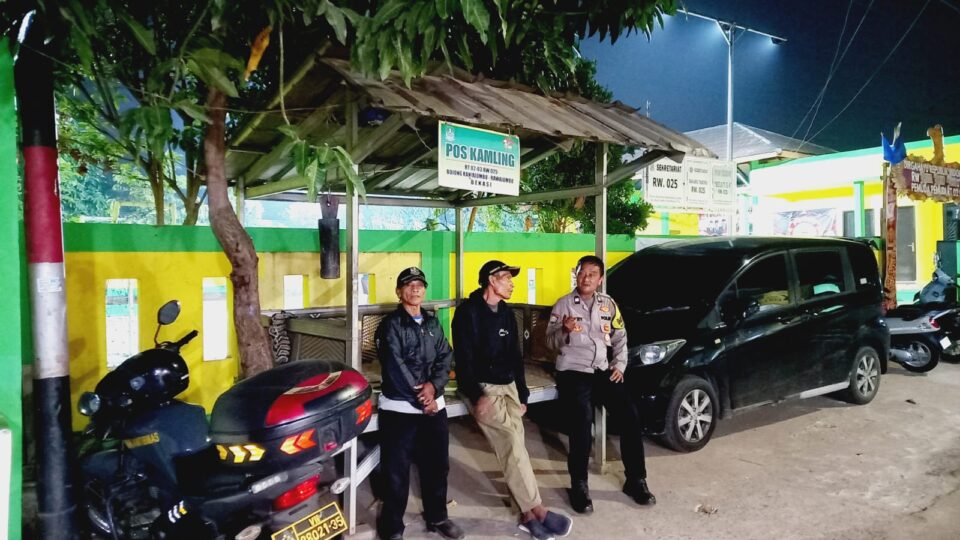 Jaga Keamanan Jam Rawan Dini Hari, Bhabinkamtibmas Bojong Rawalumbu Sambangi Pos Kamling Jalan Makrik