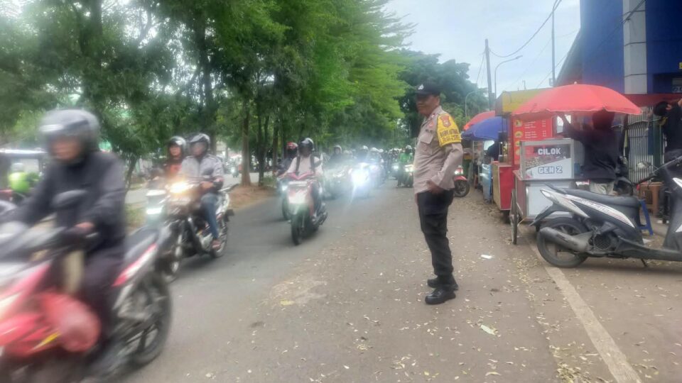 Urus Kelancaran Arus Niaga, Kapolsubsektor Kranji Pengaturan Lalu Lintas di Pasar Pagi Bintara