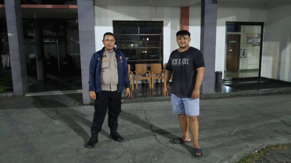 Sambangi Fasilitas Kesehatan Malam Hari, Bhabinkamtibmas Cimuning Pantau Keamanan Klinik Selasih