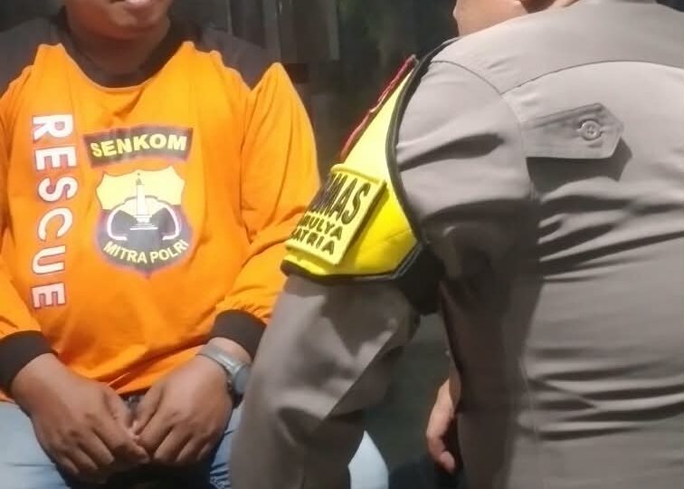 Antusias Jaga Keamanan Dini Hari, Bhabinkamtibmas Harapan Mulya Pantau Pos Senkom Stadion Muda Jaya