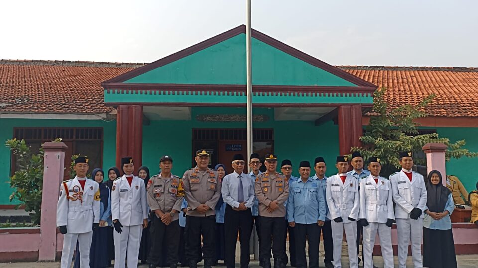 Jaga Jakarta on the Spot : Kapolsek Pondok Gede Pimpin Upacara di MA As-Syafi'iyah 02, Tegaskan Komitmen 'Jaga Pelajar'