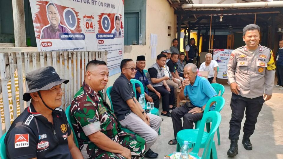JAGA JAKARTA ON THE SPOT, BHABINKAMTIBMAS BERSAMA BABINSA SERAP ASPIRASI WARGA SEKALIGUS MONITORING PEMILIHAN KETUA RT 04 RW 05, PASTIKAN KEGIATAN BERJALAN AMAN DAN KONDUSIF
