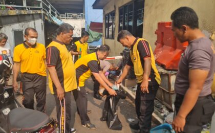 Jaga Jakarta On The Spot : Antisipasi Banjir Musim Hujan, Kapolsek Pondok Gede Ajak Anggota Bersihkan Selokan Mako
