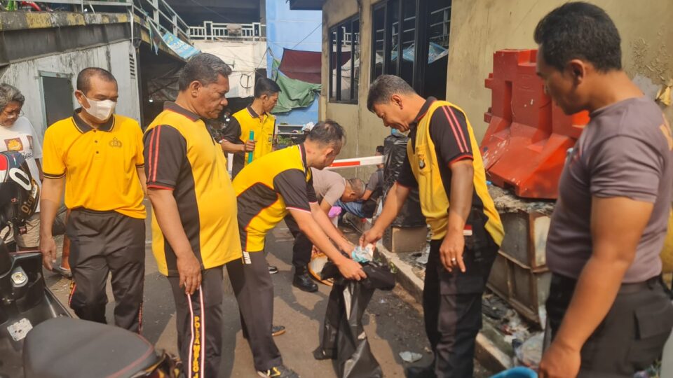 Jaga Jakarta On The Spot : Antisipasi Banjir Musim Hujan, Kapolsek Pondok Gede Ajak Anggota Bersihkan Selokan Mako