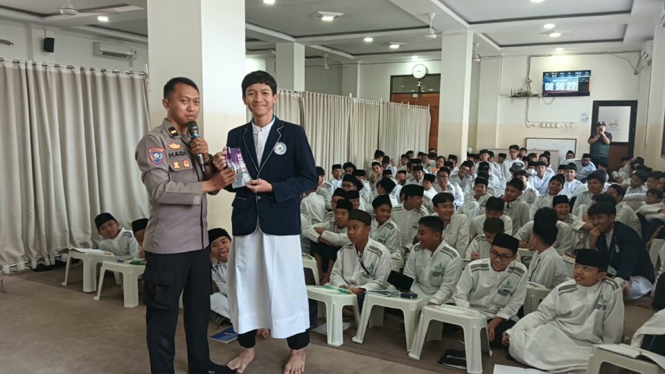 Polsek Bantargebang Edukasi Siswa SMPIT Al Ihsan Legenda tentang Bullying, Lalu Lintas dan Kenakalan Remaja