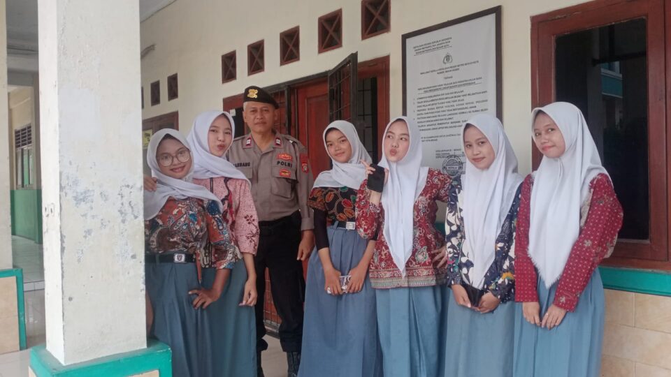 Bangun Kedekatan Polisi dengan Pelajar melalui Jumat Bersama