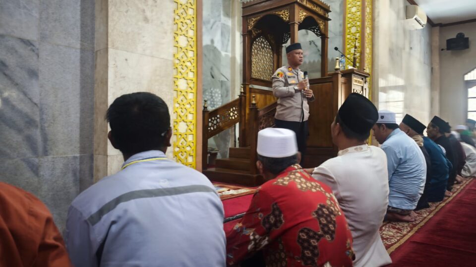 Jalin Silaturahmi dengan Jamaah, Polisi Sampaikan Pesan Kamtibmas