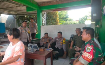 WUJUD SOLIDITAS, BHABINKAMTIBMAS DAN BABINSA PEJUANG KOMPAK SAMBANGI WARGA