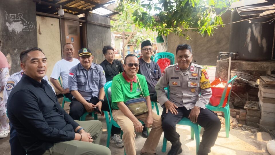 BHABINKAMTIBMAS JAKASAMPURNA KAWAL SILAHTURAHMI WALIKOTA DENGAN WARGA RT 05/03