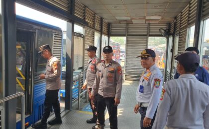 Polsek Rawalumbu Bersama Dishub Amankan Aktivitas Transportasi di Terminal Bekasi Timur
