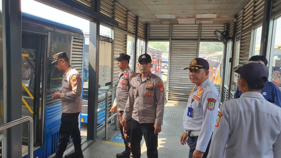 Polsek Rawalumbu Bersama Dishub Amankan Aktivitas Transportasi di Terminal Bekasi Timur