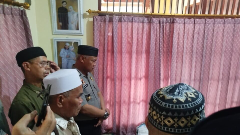 Polisi Bersama Masyarakat, Takziah Tokoh Agama Jatiwaringin Pondok Gede Bekasi