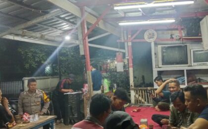 Polisi Bersama Masyarakat, Sambang Poskamling Jati Murni Hidupkan Siskamling