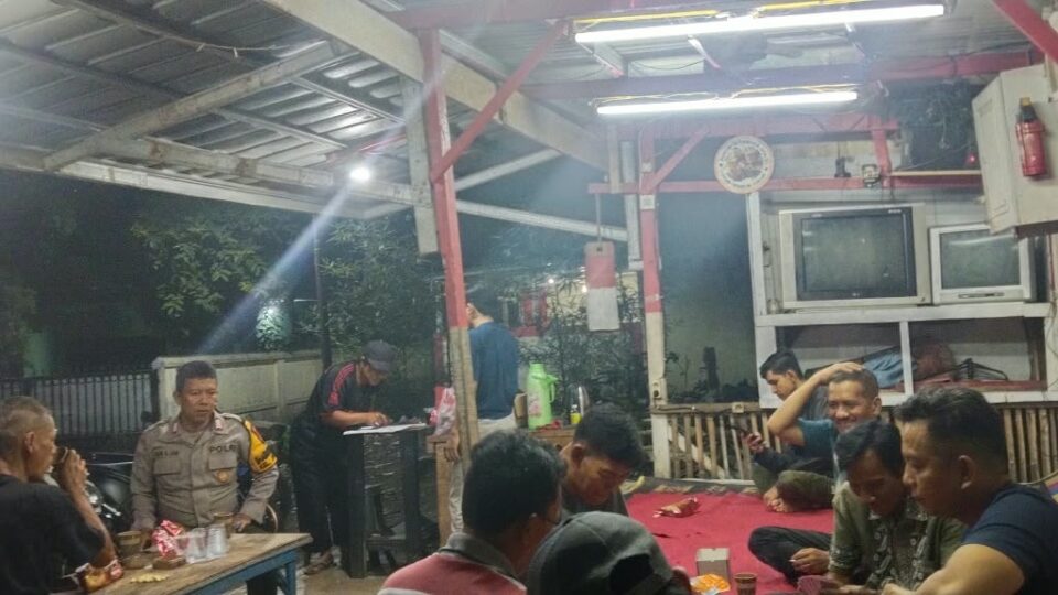 Polisi Bersama Masyarakat, Sambang Poskamling Jati Murni Hidupkan Siskamling