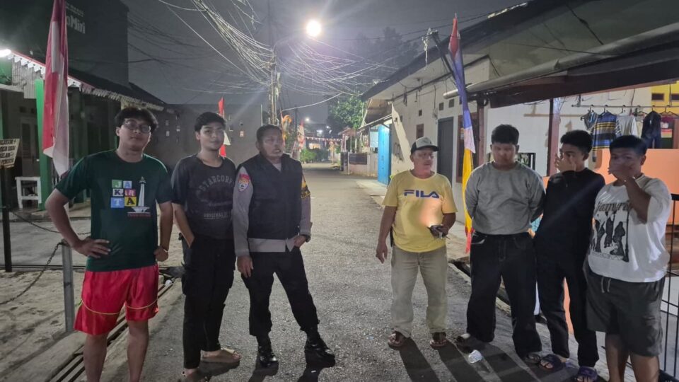 Polisi Bersama Masyarakat, Sambang Jatiwaringin Aktifkan Siskamling CCTV Cegah Curanmor