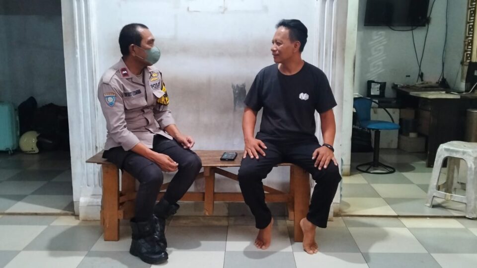 Polisi Bersama Masyarakat, Sambang Pos Security Gedung Putih Jatiwarna Jaga Kondusif