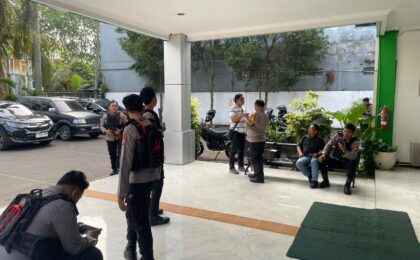 Polisi Bersama Masyarakat, Patroli Perintis Amankan Unjuk Rasa Damai Di KPKNL Bekasi