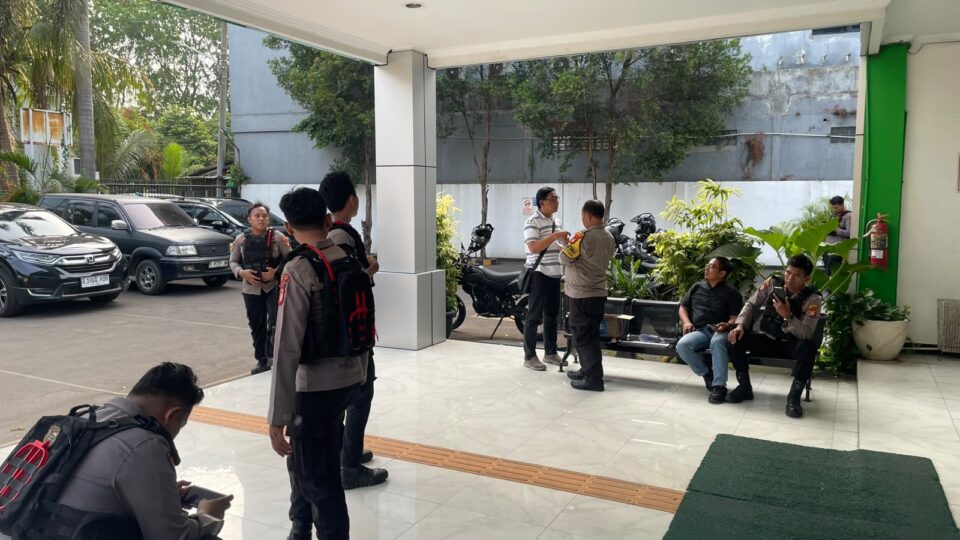 Polisi Bersama Masyarakat, Patroli Perintis Amankan Unjuk Rasa Damai Di KPKNL Bekasi