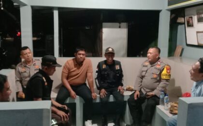 PIKET FUNGSI POLSEK MEDANSATRIA CEK POS KAMLING PONDOK UNGU RW 02 CEGAH CURANMOR