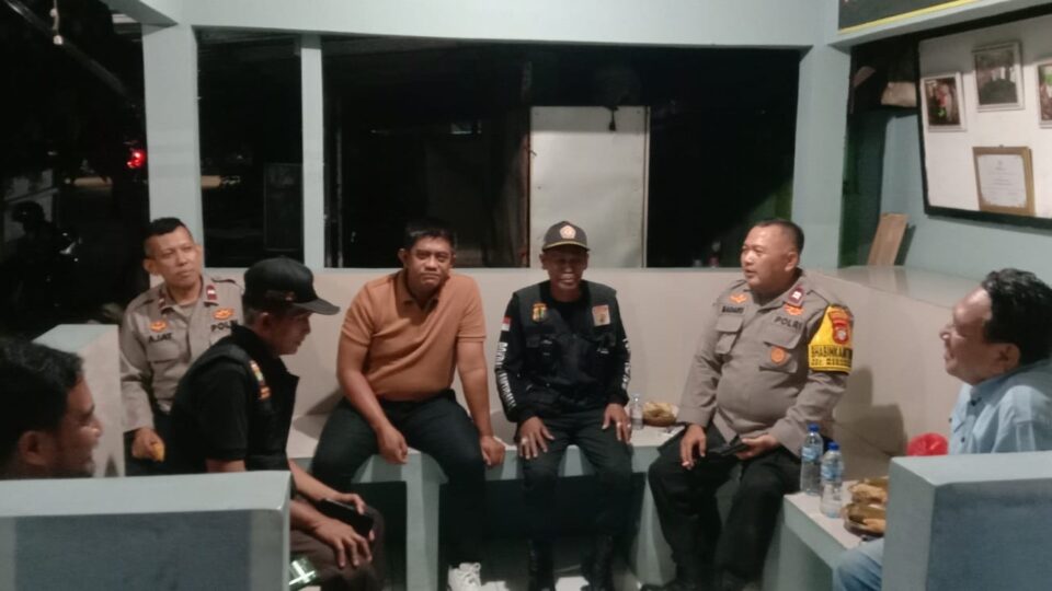 PIKET FUNGSI POLSEK MEDANSATRIA CEK POS KAMLING PONDOK UNGU RW 02 CEGAH CURANMOR